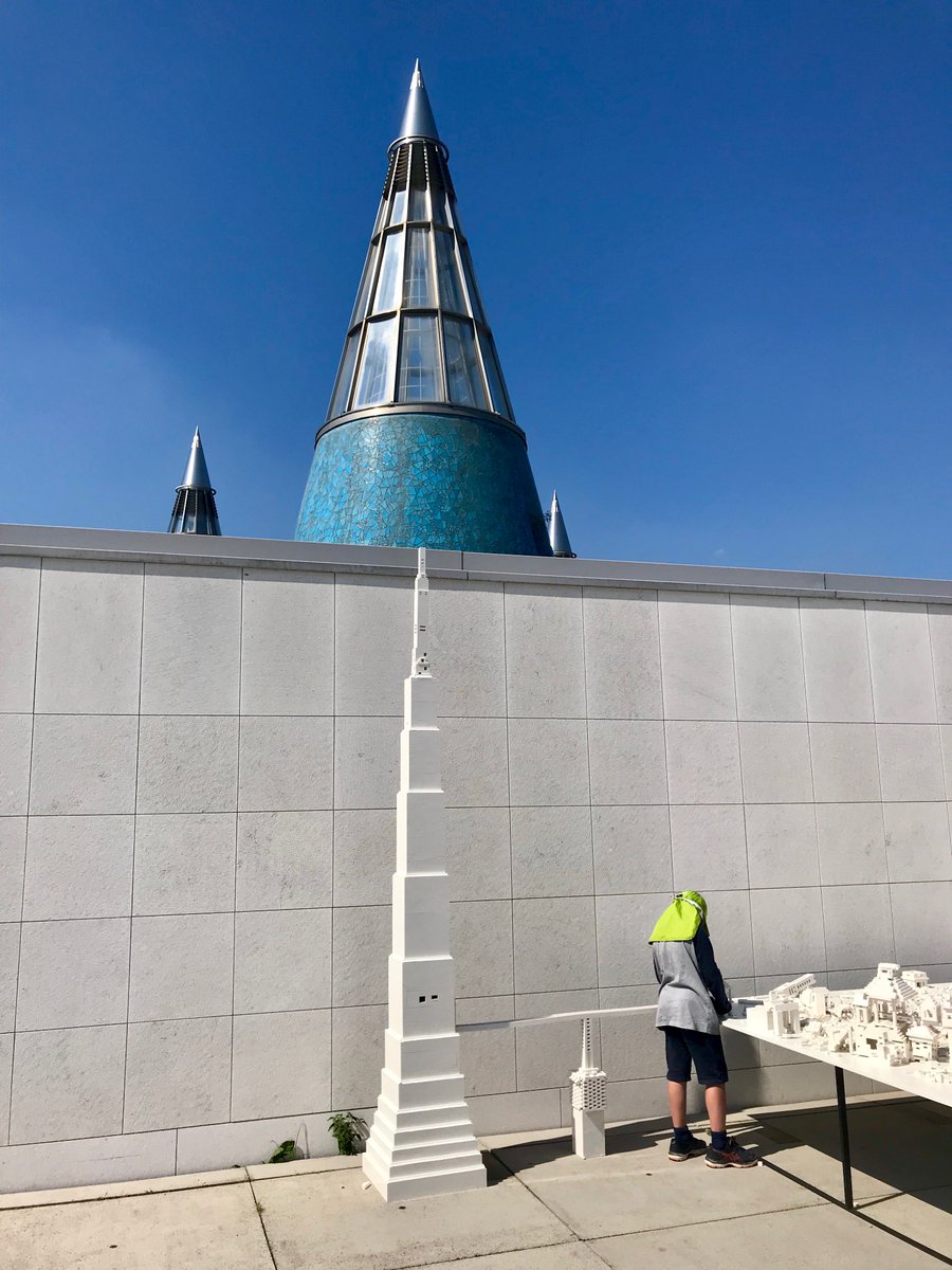 bundeskunsthall's tweet photo. Zuvor hatte er sich eine Leiter gebaut 😉 Eure #LEGO-Bauwerke auf dem Dach der #Bundeskunsthalle sind nicht nur beeindruckend kreativ, sie werden auch IMMER GRÖSSER! Ólafur Elíassons #CollectivityProject erfreut uns täglich. Weiter so! https://t.co/ykHAyB8wVU https://t.co/mT7Xlhcq6c