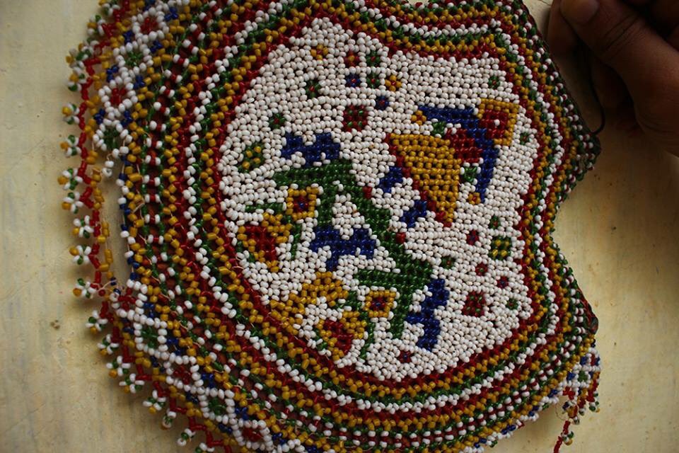 Gujarat Information on Twitter: "This art hs originated from Saurashtra region,practised in Rajkot,Bhavnagar,Amreli n Junagadh.Tribal artisans of Panchmahal n Vadodara r also making traditional bead jewellery, ornaments when worked around solid objects