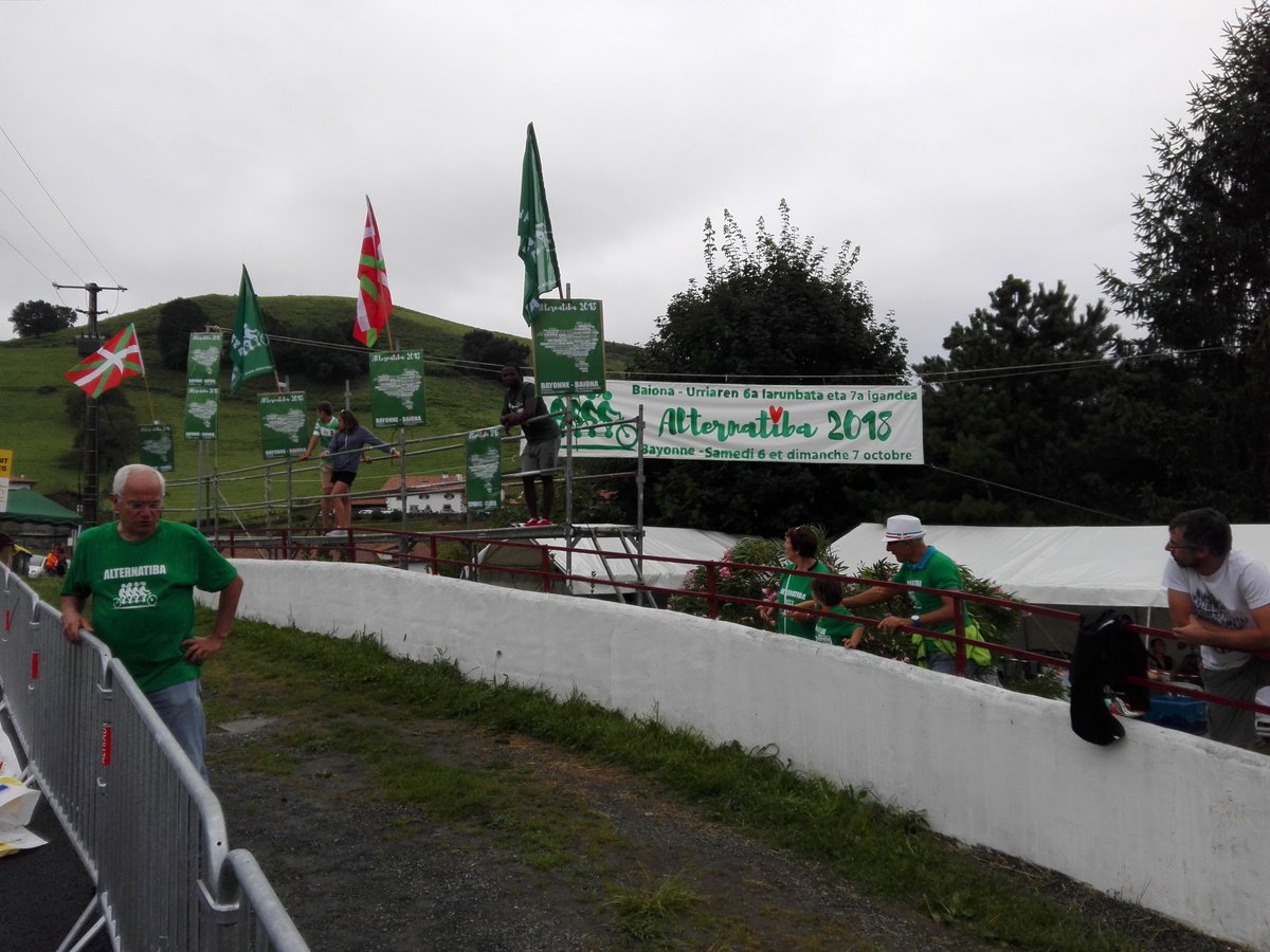 bizimugi's tweet photo. C'est ici que le Contre la montre va passer dans quelques heures...#TDF2018 #TourAlternatiba #paysbasque Zuraiden goiz huntan, giroa berotzen hasia da #touraEHn #Alternatiba2018 https://t.co/3ejjJtOfZ1
