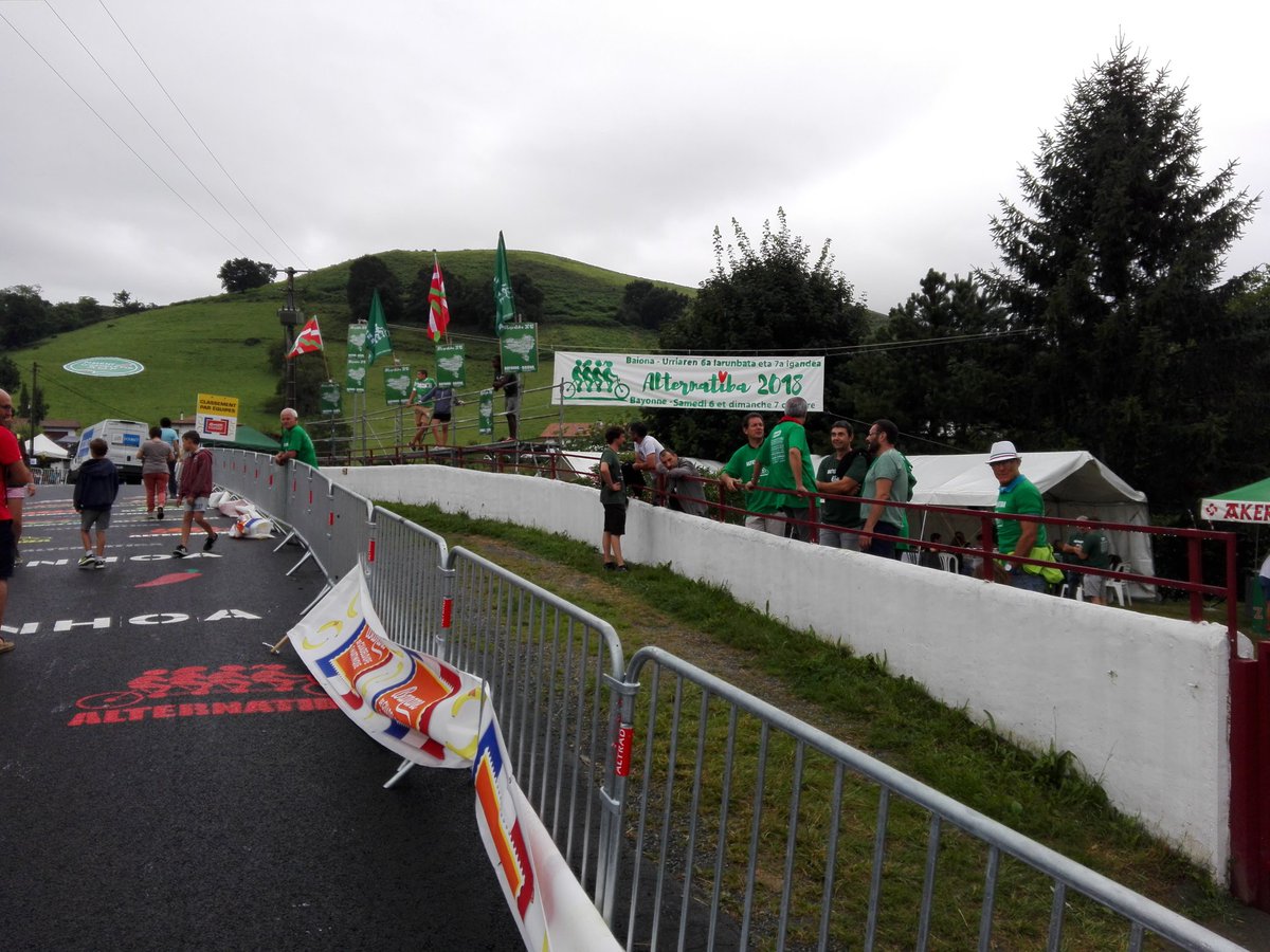 bizimugi's tweet photo. C'est ici que le Contre la montre va passer dans quelques heures...#TDF2018 #TourAlternatiba #paysbasque Zuraiden goiz huntan, giroa berotzen hasia da #touraEHn #Alternatiba2018 https://t.co/3ejjJtOfZ1