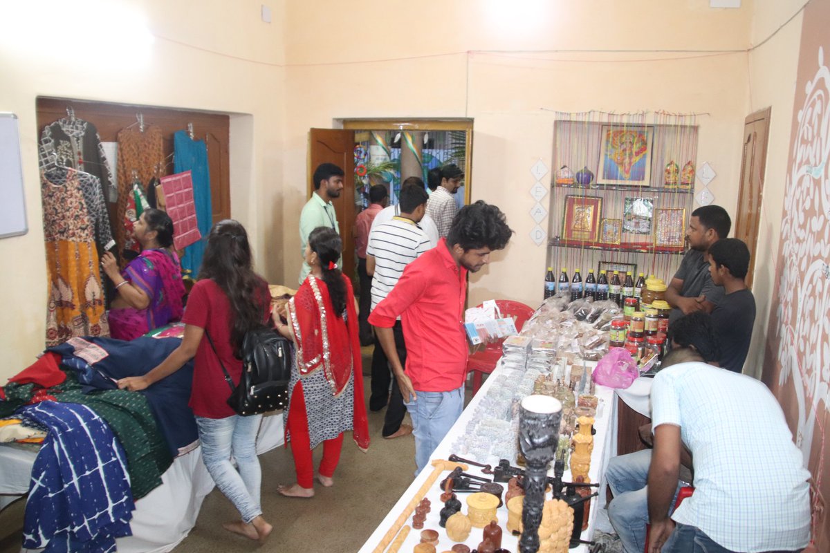 DFmicroentp's tweet photo. Glimpses of Navodyami exhibition held in Varanasi.
#Deshpandefoundation
#Navodyamiorg
#Smallscalebusiness
#Eksochsandbox https://t.co/zDQh6OJUs9