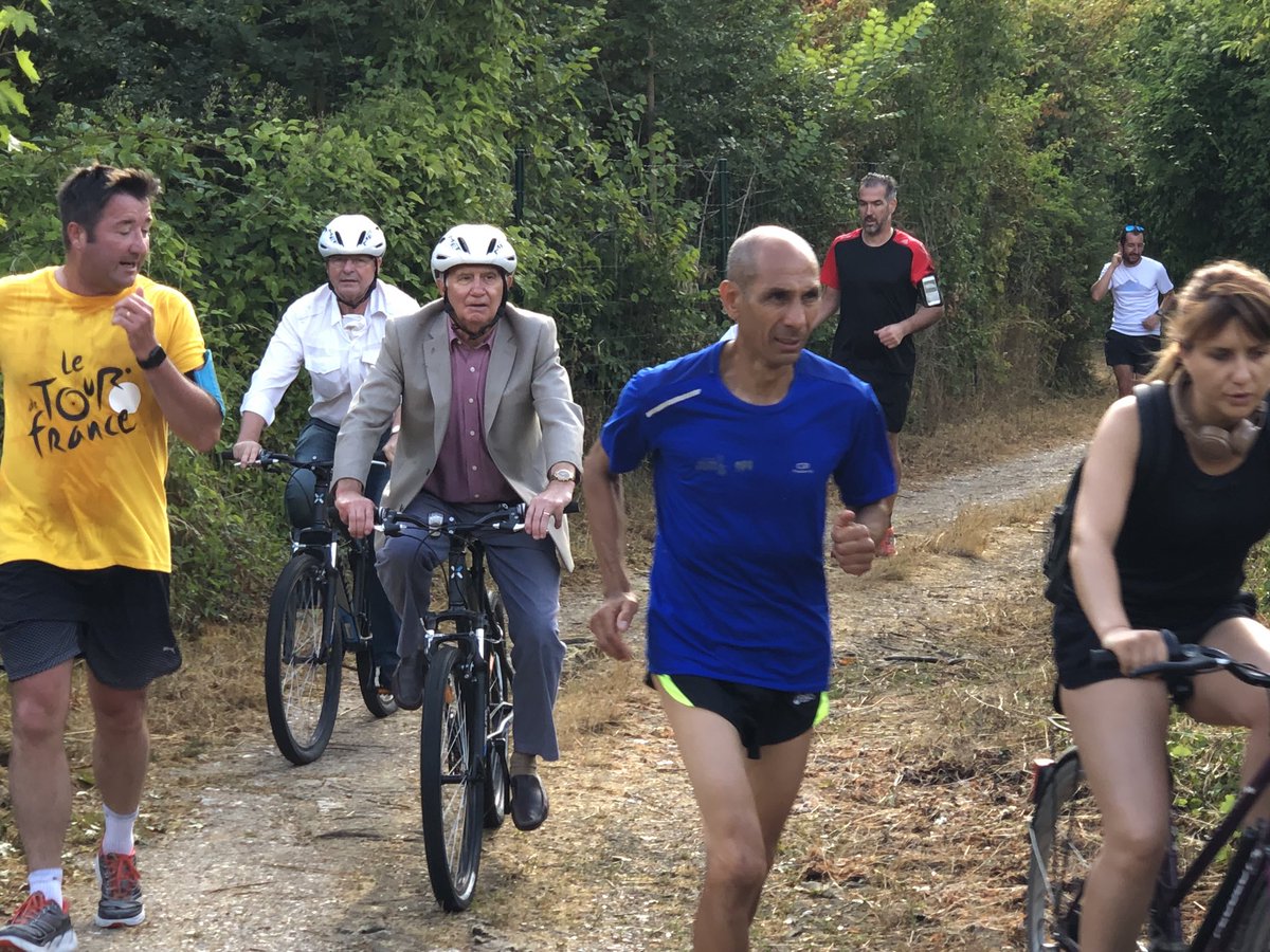 villepoissy's tweet photo. Long de 6 150 mètres, le tracé de la voie verte #PaulolaScience, inauguré aujourd’hui, passe dans la forêt domaniale autour de Poissy et est jalonné de panneaux d’information et d’orientation aux différents points d’accès. https://t.co/hRaGJrKNla