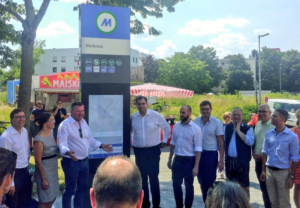 smart_muc's tweet photo. Impressionen von der #eröffnung der #mobilitätsstation am Westkreuz #München. Es gab viel zu sehen #ebike #etrike #ecar #sharing #sharingbox #infostele #munichcityApp #lichtmast #musik #besucher... Und tolles Wetter und Rahmenprogramm https://t.co/lZPlWzCSzP