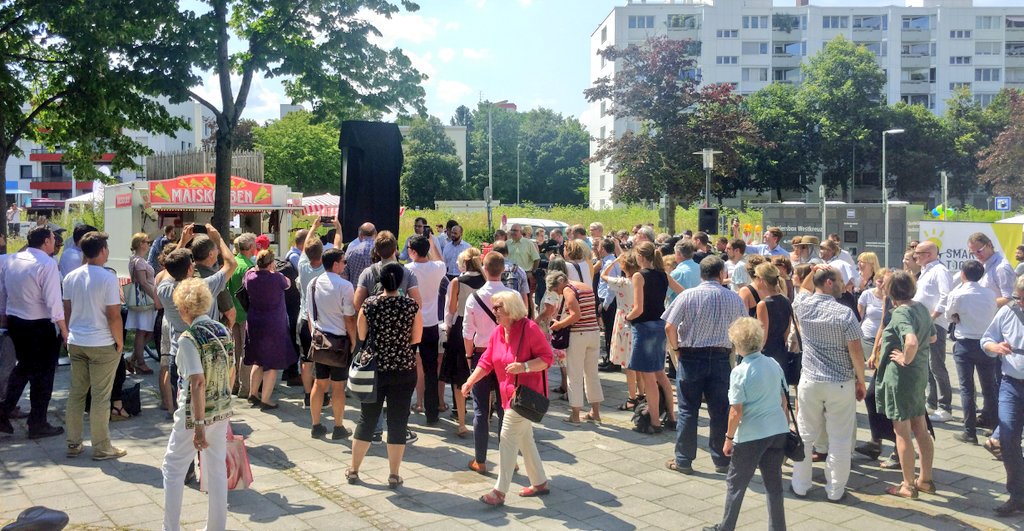 smart_muc's tweet photo. Impressionen von der #eröffnung der #mobilitätsstation am Westkreuz #München. Es gab viel zu sehen #ebike #etrike #ecar #sharing #sharingbox #infostele #munichcityApp #lichtmast #musik #besucher... Und tolles Wetter und Rahmenprogramm https://t.co/lZPlWzCSzP