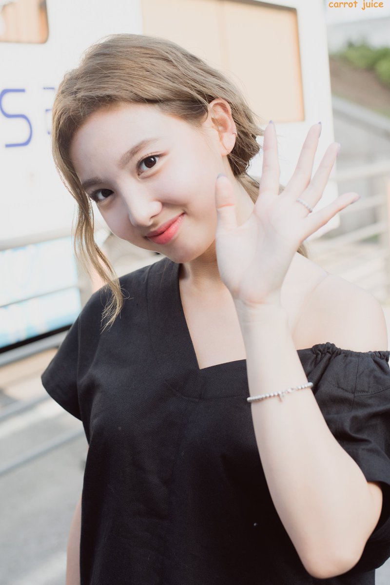 carrotjuice0922's tweet photo. 180720 뮤직뱅크

#TWICE #나연 #NAYEON  #ナヨン https://t.co/K9AQ2yequl