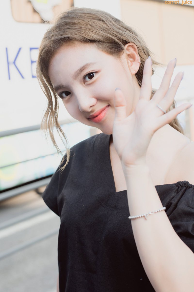 carrotjuice0922's tweet photo. 180720 뮤직뱅크

#TWICE #나연 #NAYEON  #ナヨン https://t.co/K9AQ2yequl