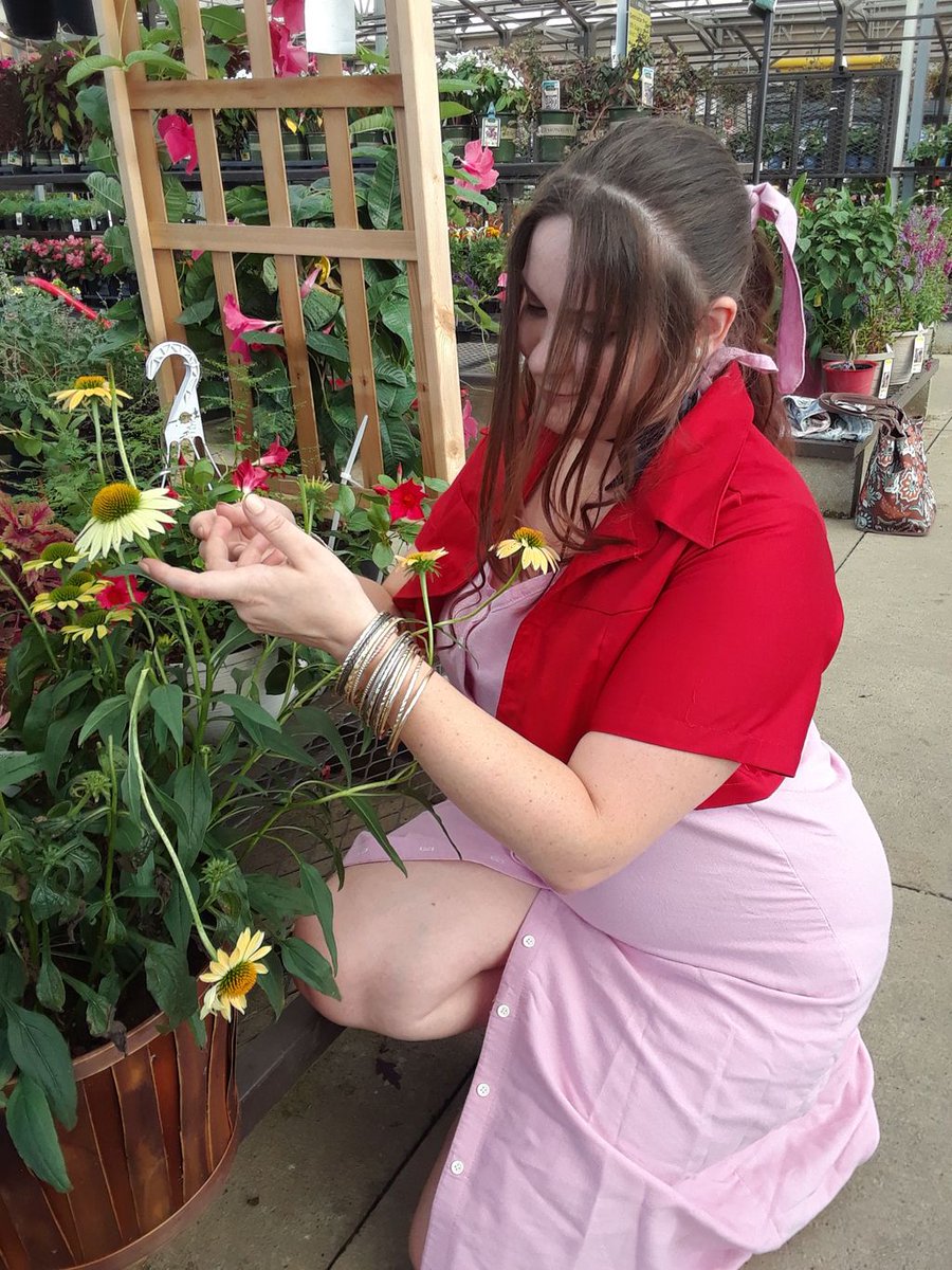 MichelleStitchz's tweet photo. I sure do hope nobody falls though the roof and spoils the flowers. #aerisgainsborough #FF7 #animecosplay https://t.co/lzcm5RGT4h