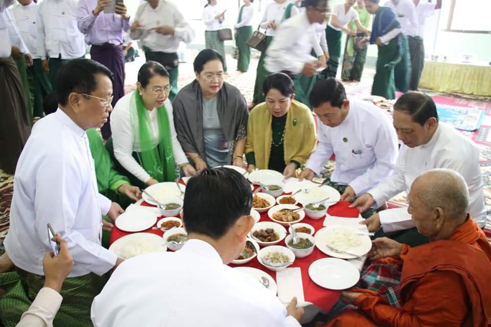 ZSittnaing's tweet photo. ျပည္ခိုင္ၿဖိဳးပါတီ ဥကၠ႒ ဦးသန္းေ႒းႏွင့္ ဗဟိုေကာ္မတီဝင္မ်ားမွ ႏိုင္ငံေတာ္သံဃမဟာနယက ဥကၠ႒ ဆရာေတာ္ႏွင့္ ရန္ကုန္တိုင္းေဒသႀကီး ဂိုဏ္းေပါင္းစံု သံဃနာယကဆရာေတာ္ႀကီးမ်ားအား ေန႔ဆြမ္းဆက္ကပ္

28-7-2018(Sat) https://t.co/oM89RiCzXp