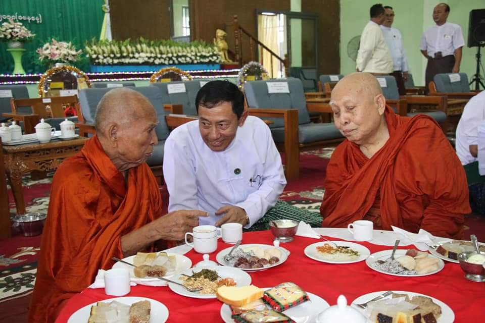 ZSittnaing's tweet photo. ျပည္ခိုင္ၿဖိဳးပါတီ ဥကၠ႒ ဦးသန္းေ႒းႏွင့္ ဗဟိုေကာ္မတီဝင္မ်ားမွ ႏိုင္ငံေတာ္သံဃမဟာနယက ဥကၠ႒ ဆရာေတာ္ႏွင့္ ရန္ကုန္တိုင္းေဒသႀကီး ဂိုဏ္းေပါင္းစံု သံဃနာယကဆရာေတာ္ႀကီးမ်ားအား ေန႔ဆြမ္းဆက္ကပ္

28-7-2018(Sat) https://t.co/oM89RiCzXp