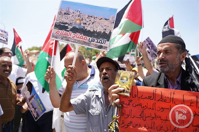icsft's tweet photo. Dozens #protest against #Israel's planned demolition of #Khan_al_Ahmar
#Intl #Humanitarian_Law prohibits the #demolition of the #village and #illegal_confiscation of #private_property, https://t.co/cu1qjnK3iv