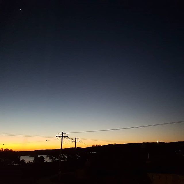 Venus rises over the Murchison and hydro wires, down under #travelaustralia #westernaustralia #kalbarrinationalpark #torontophotographer #sunset ift.tt/2mMKJEq