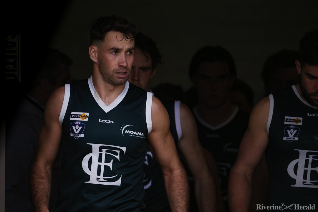 riv_snappers's tweet photo. Battle of the Bombers. https://t.co/7AZFtZwudh 📸 Luke Hemer.

@RivSport @RiverineHerald @Echucafnc @kybombers @GVLeague @AFL_GM 

#sport #footy #gallery #photography https://t.co/sldBLxs5SR