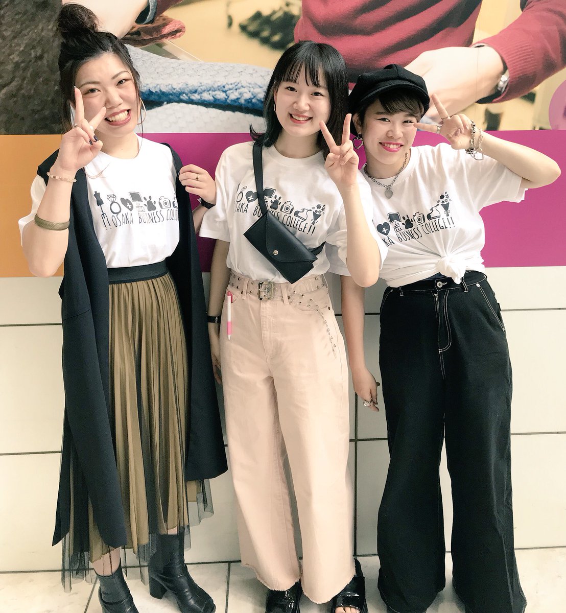 bijikare_fbzb's tweet photo. 夏休み！体験入学開催中です✨今日のファッションビジネス学科の学生スタッフの3人！みなさん夏休みを利用して是非体験入学にお越しくださーい😎 https://t.co/v8lW0tnAwt