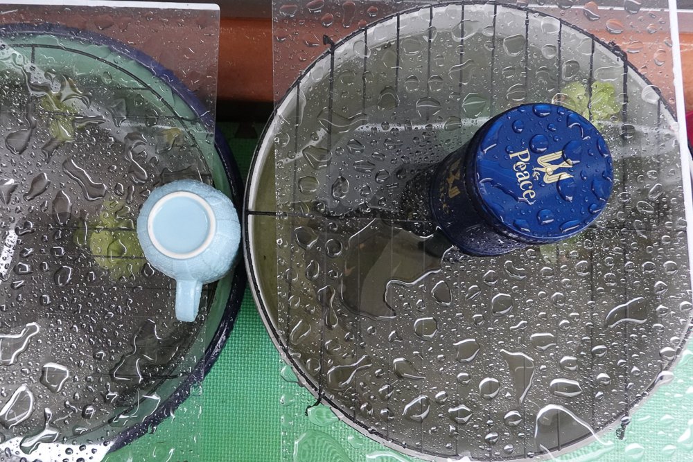 睡蓮 メダカ鉢のオーバーフロー対策 見てくれは悪いけど効果はばっちり 上に置いてあるのは重しのつもり 睡蓮 メダカ鉢のオーバーフロー対策 見てくれは悪いけど効果はばっちり 上に置いてあるのは重しのつもり