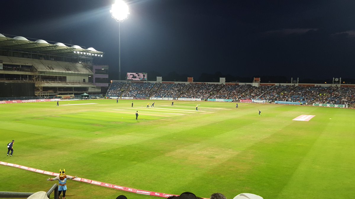 Stephen98Murray's tweet photo. Great night @YorkshireCCC v bears
Win ✔
Loads of sixes ✔
200+ score ✔
Rain delay ✔
Sweet Caroline on the PA ✔
Mascot doing fortnite dances ✔ https://t.co/UsrKOnI6gj