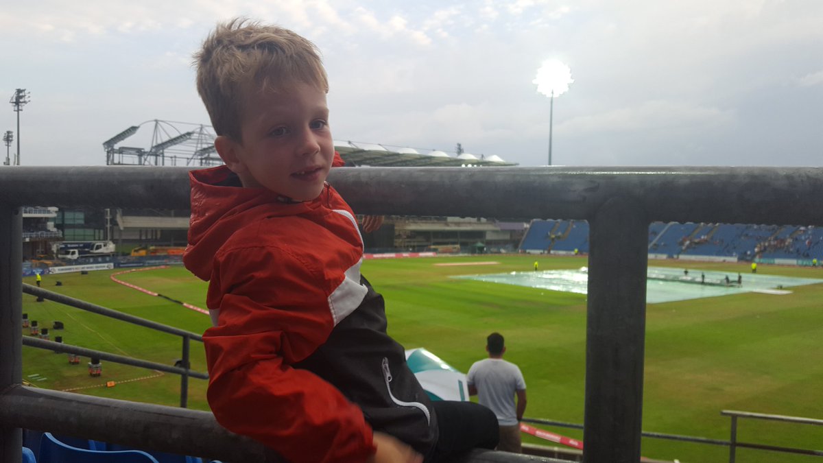 Stephen98Murray's tweet photo. Great night @YorkshireCCC v bears
Win ✔
Loads of sixes ✔
200+ score ✔
Rain delay ✔
Sweet Caroline on the PA ✔
Mascot doing fortnite dances ✔ https://t.co/UsrKOnI6gj