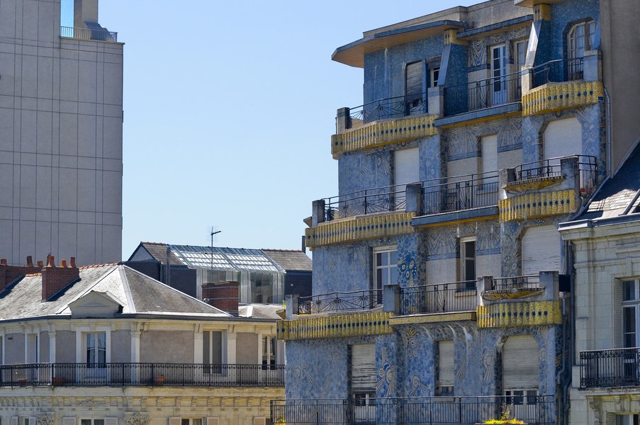AngersConnected's tweet photo. Typique de la période #ArtDéco (construite en 1929), la Maison Bleue se situe au croisement de la rue d’Alsace et du boulevard Foch ; cet immeuble est entièrement recouvert des mosaïques de l'artiste #Odorico #Angers #architecture  https://t.co/Bl2w0gjNav https://t.co/S4TP42Olio