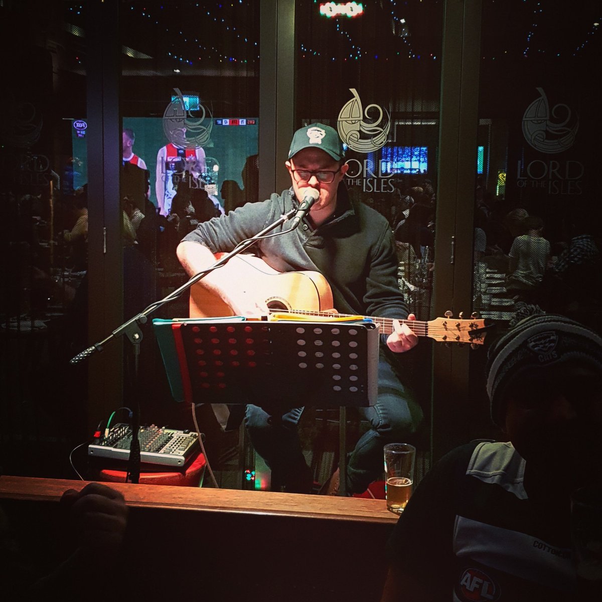 We're just warming up with James Sidebottom for a fantastic WIN over the Lions. GO CATS!

#WeAreGeelong #GoCats