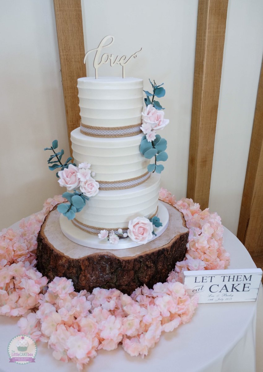 Little_Cake_Box's tweet photo. Congratulations to Becky and Lee on their wedding at @theoldkentbarn. Here’s their buttercream cake with handmade sugar eucalyptus leaves, roses and cherry blossoms. #weddingday #weddingcake #kentwedding #wedding https://t.co/WJkqNVbQJn