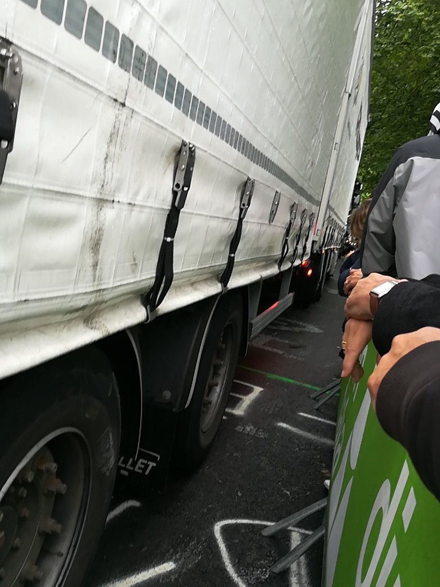 En direct du #TDF2018 un camion en plein milieu bloque tout