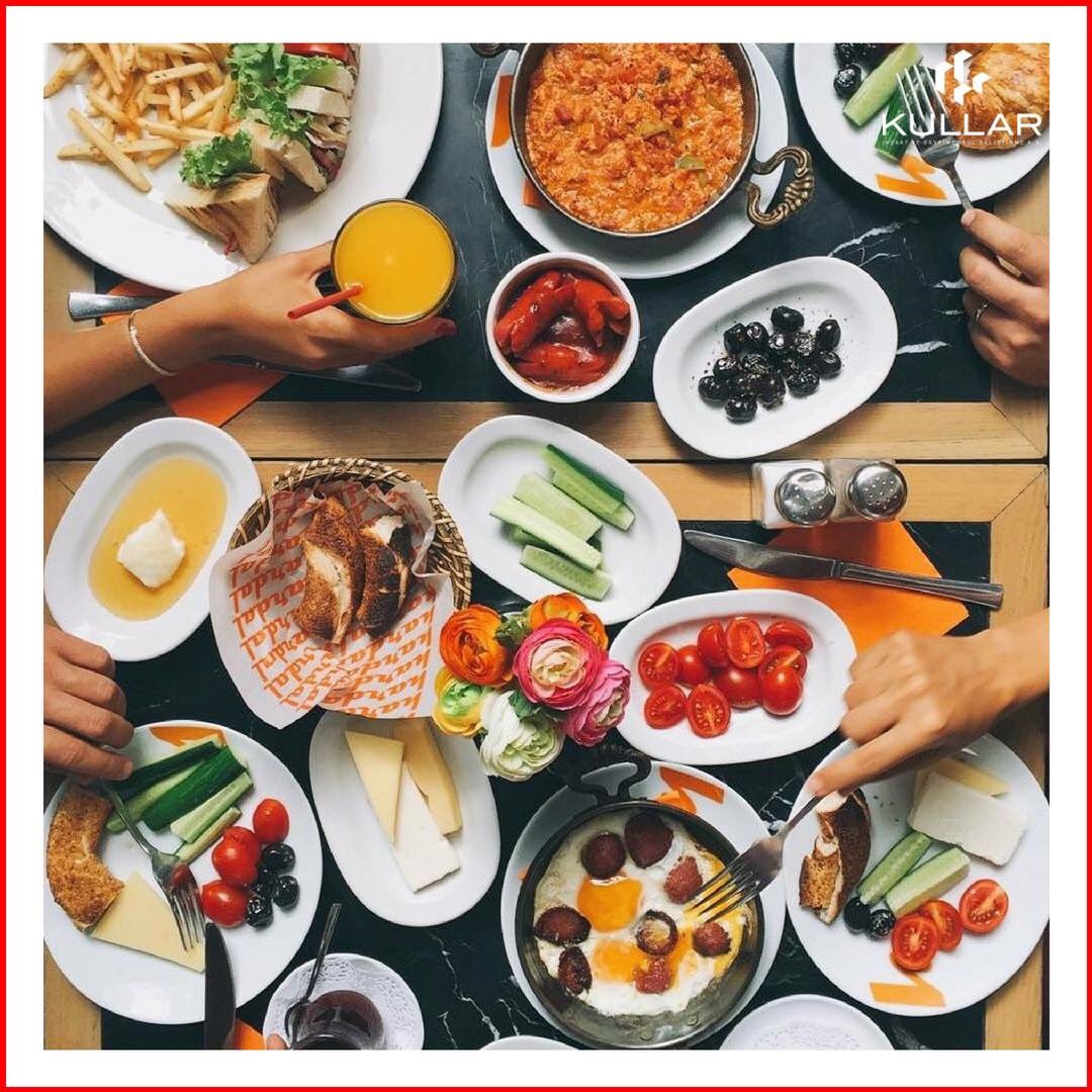 Hafta sonuna güzel bir aile kahvaltısı ne de çok yakışır 🤗☺️ O zaman herkese günaydın ve mutlu hafta sonları! #Kullarinşaat #haftasonu