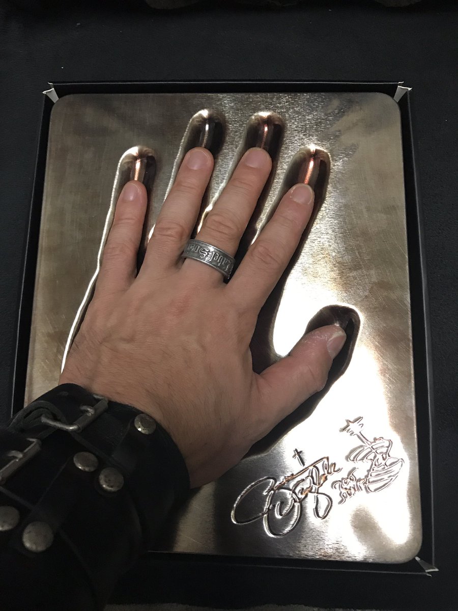 Zakk Bls Sdmf 大阪支部 Sur Twitter Zakk Wyldeの手形に 俺の手を合わせて見ると やっぱ大きい っが 指合わせで行くと 指の長さは同じ位だけど 手の平広い 笑 Zakkwyldebls Barbarannewylde Young Guitar Zakkwylde ザックワイルド 手形 付録 実寸 Zakk Bls Sdmf 大阪支部 Sur Twitter Zakk Wyldeの手形に 俺の手を合わせて見ると やっぱ大きい っが 指合わせで行くと 指の長さは同じ位だけど 手の平広い 笑 Zakkwyldebls Barbarannewylde Young Guitar Zakkwylde ザックワイルド 手形 付録 実寸