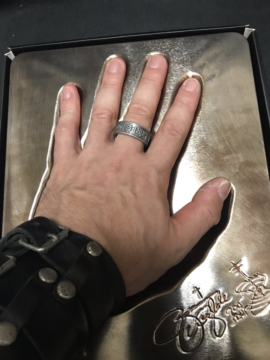 Zakk Bls Sdmf 大阪支部 Sur Twitter Zakk Wyldeの手形に 俺の手を合わせて見ると やっぱ大きい っが 指合わせで行くと 指の長さは同じ位だけど 手の平広い 笑 Zakkwyldebls Barbarannewylde Young Guitar Zakkwylde ザックワイルド 手形 付録 実寸 Zakk Bls Sdmf 大阪支部 Sur Twitter Zakk Wyldeの手形に 俺の手を合わせて見ると やっぱ大きい っが 指合わせで行くと 指の長さは同じ位だけど 手の平広い 笑 Zakkwyldebls Barbarannewylde Young Guitar Zakkwylde ザックワイルド 手形 付録 実寸