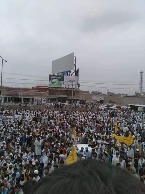 MianIftikharHus's tweet photo. چارسدہ میں ہزاروں کا مجمع انتخابی دھاندلی کے خلاف احتجاج کر رہا ہے۔ مگر میڈیا کو شاید نظر نہیں آرہا ہے۔ اس کے برعکس عمران کے خالی کرسیوں والے دھرنے کو 24 گھنٹے دکھایا جاتا تھا۔ ہمیں پتہ ہے کہ دھاندلی کس نے کی مگر میڈیا کے کردار کو تاریخ کبھی معاف نہیں کرے گی۔ https://t.co/gDSEEZ0CqD