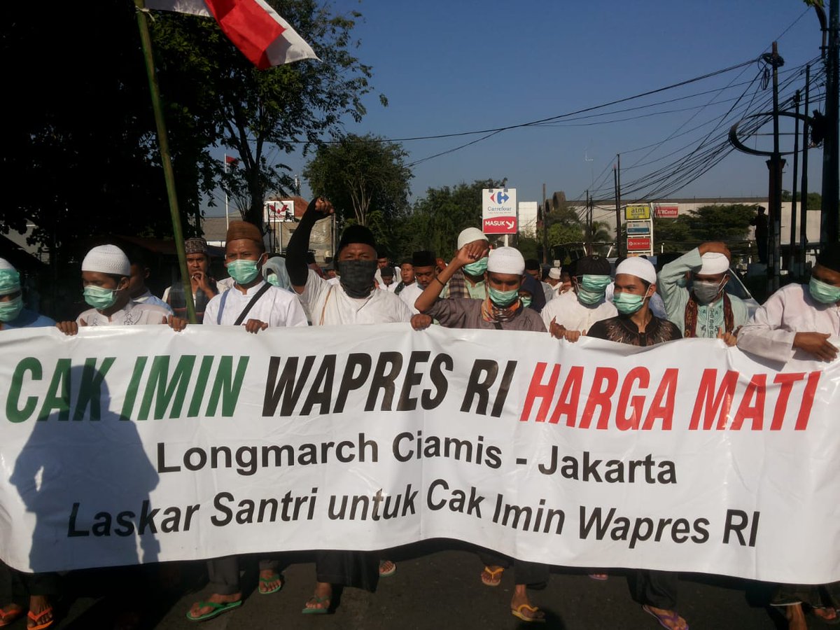 JoinMajalengka's tweet photo. #LongmarchSantriCiamisJakarta sudah sampai karawang; demi C1NTA, maju terus walau panas menyengat @jokowi @cakimiNOW @manika_ARB @Join_Jabar @Jkw_CakImin https://t.co/ja8JEJeyGm https://t.co/urofXGNB1r