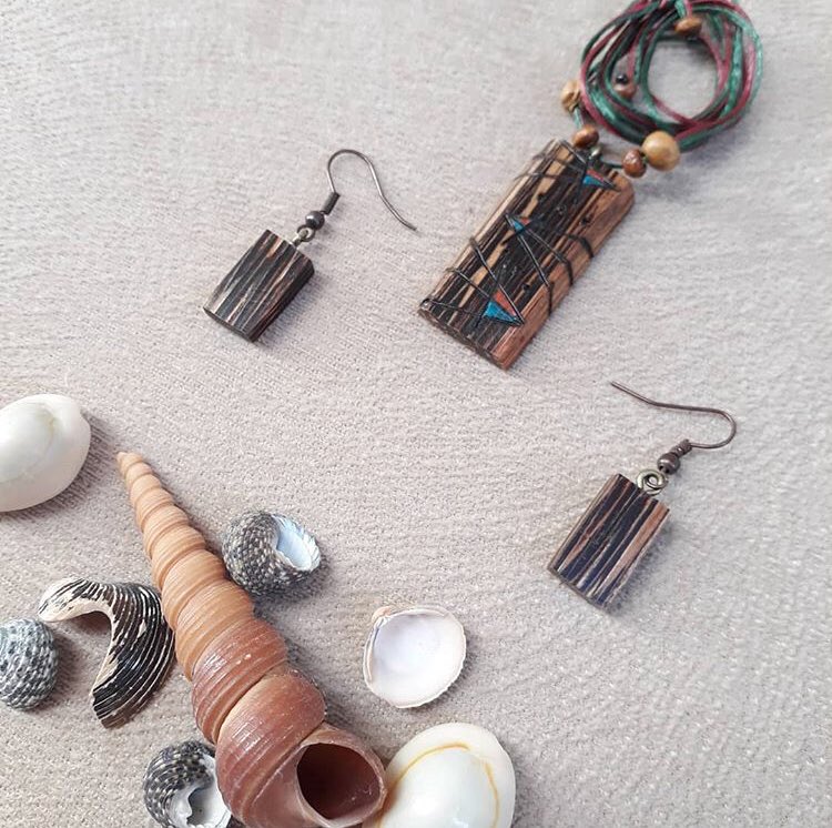 Vahşi Palmiye ağacından yaptığımız bu takı setine yakma ve ahşap boyama tekniğiyle motifler işledik. Malesef sadece bir tane. Çok özel bir kişi için yola çıkmaya hazır.
Fiyat: 90 TL
Sipariş : 05057360512

#ahşaptakı #ahşapkolye #ahşapküpe #unique #eşsiz #handmade #ELİŞİ