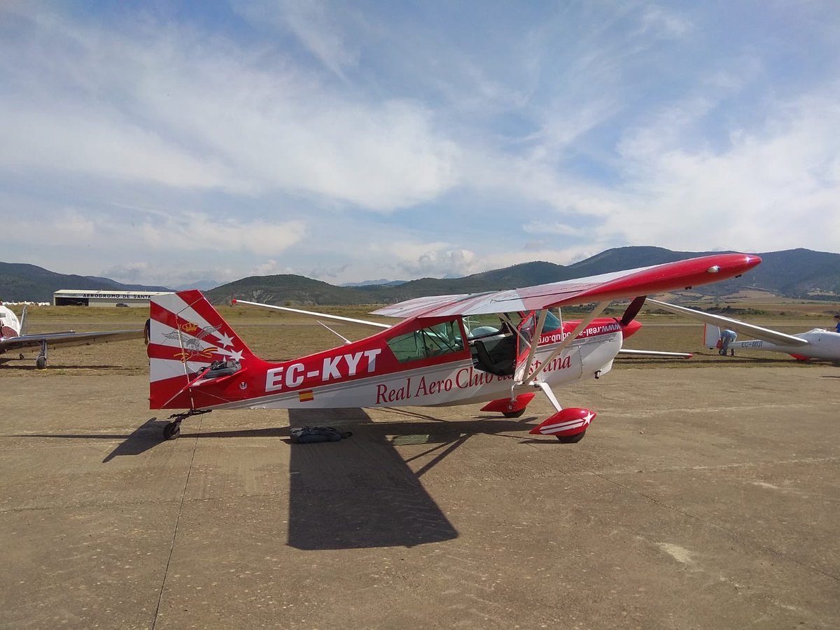 AeroclubZaragoz's tweet photo. Ambientazo aeronáutico en #SantaCilia!! Venga, animaros!!
#flyparty #nosgustavolar #RACZ #ATO14 https://t.co/O7W7UxgWcb