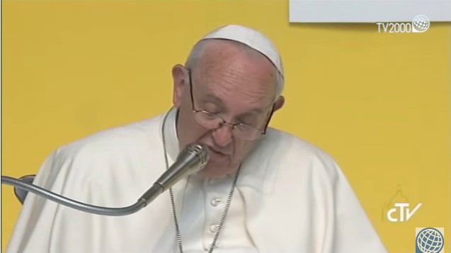 PaniPesciTv2000's tweet photo. "Quant'è cattivo il lavoro di chi è pagato molto perché non abbia orari". A #BenedettaEcionomia le riflessioni di Papa Francesco sulle vite sacrificate alla carriera. Stasera dalle 23.40 su @TV2000it @sim_perotti @bruniluis @Edc_online @Focolare_org https://t.co/hefes5pZtx