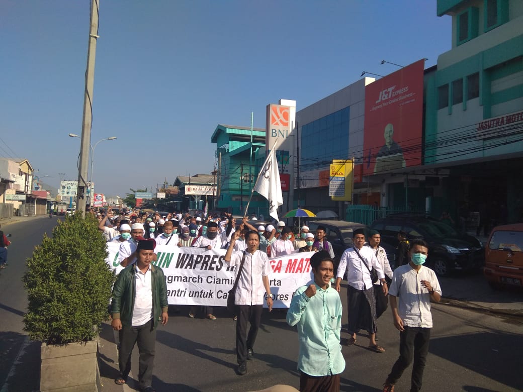 izhore's tweet photo. Prjuangn laskar santri memasuki hari ke 9, ini bukti kecintaan ny pada panglima santri @cakimiNOW
#LongMarchSantri
#CakIminWapresHargaMati
#JOIN2019
#JokowiCakimin
@jokowi @PDI_Perjuangan @DPP_PKB @Jkw_CakImin @Join_Jabar @JoinTasikmalaya https://t.co/TEYcPK8PPA