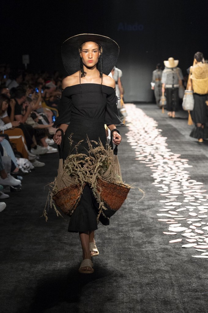 dianalunareja's tweet photo. Un desfile que "movió las fibras" en #Colombiamoda2018: @Aladogroup que habló del destierro, el desplazamiento forzado de las comunidades en Colombia y el mundo. Cultivadores, campesinos y aves migrantes como inspiración de las prendas. https://t.co/tdF3vyikfu
