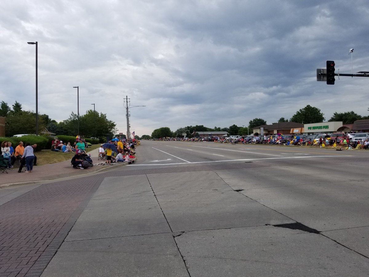 AltoonaPD_Iowa's tweet photo. Parade is about to begin @CityofAltoonaIA @apdstallman @Altoona150 @deanroconnor @kyledmertz @AltoonaFDChief @scottduer https://t.co/T4ZS4QBvoU