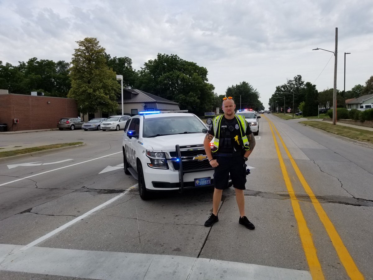 AltoonaPD_Iowa's tweet photo. Parade is about to begin @CityofAltoonaIA @apdstallman @Altoona150 @deanroconnor @kyledmertz @AltoonaFDChief @scottduer https://t.co/T4ZS4QBvoU