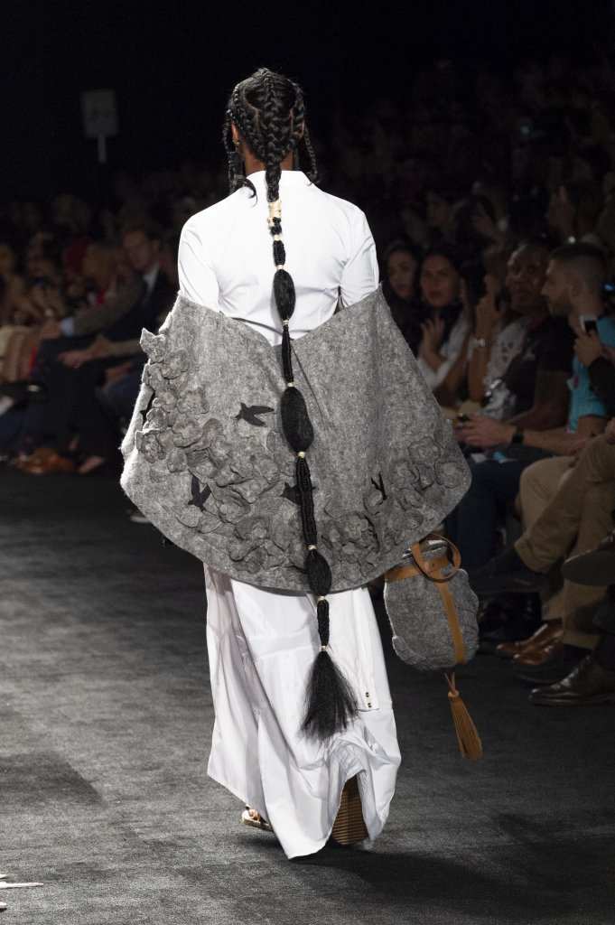 dianalunareja's tweet photo. Un desfile que "movió las fibras" en #Colombiamoda2018: @Aladogroup que habló del destierro, el desplazamiento forzado de las comunidades en Colombia y el mundo. Cultivadores, campesinos y aves migrantes como inspiración de las prendas. https://t.co/tdF3vyikfu