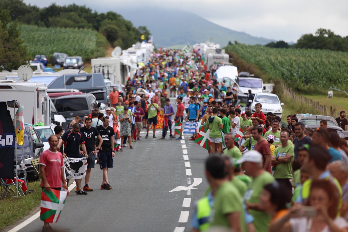 Tourraehn's tweet photo. Mosaikoa burutu-eta bide bazterra lepo bete genuen! #YouAreInTheBasqueCountry #tourraehn #TDF18 https://t.co/V8e72LHT8d