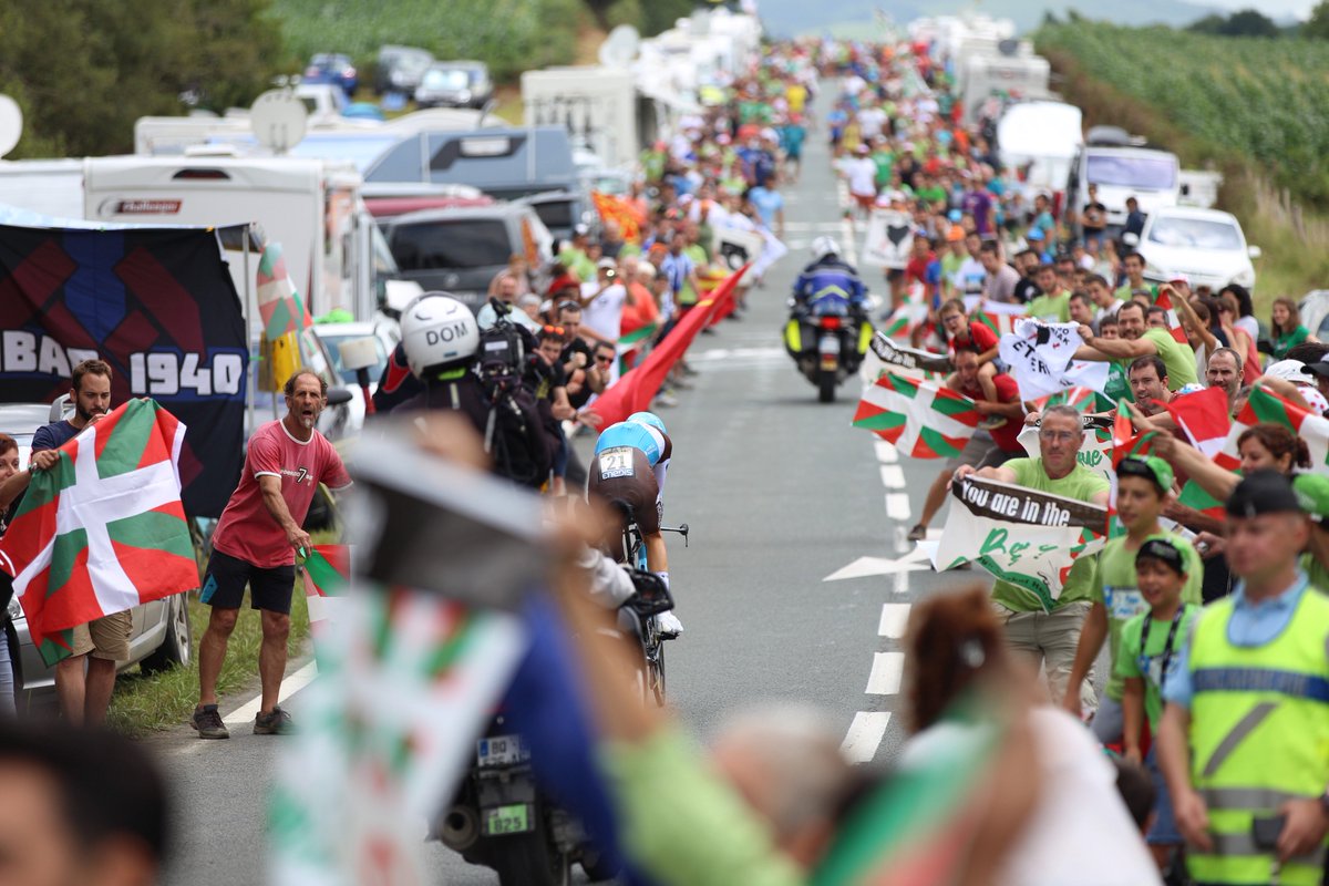 Tourraehn's tweet photo. Mosaikoa burutu-eta bide bazterra lepo bete genuen! #YouAreInTheBasqueCountry #tourraehn #TDF18 https://t.co/V8e72LHT8d