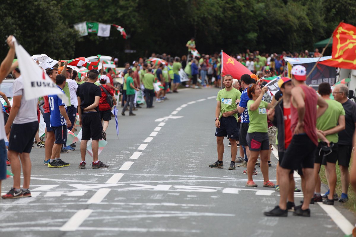 Tourraehn's tweet photo. Mosaikoa burutu-eta bide bazterra lepo bete genuen! #YouAreInTheBasqueCountry #tourraehn #TDF18 https://t.co/V8e72LHT8d