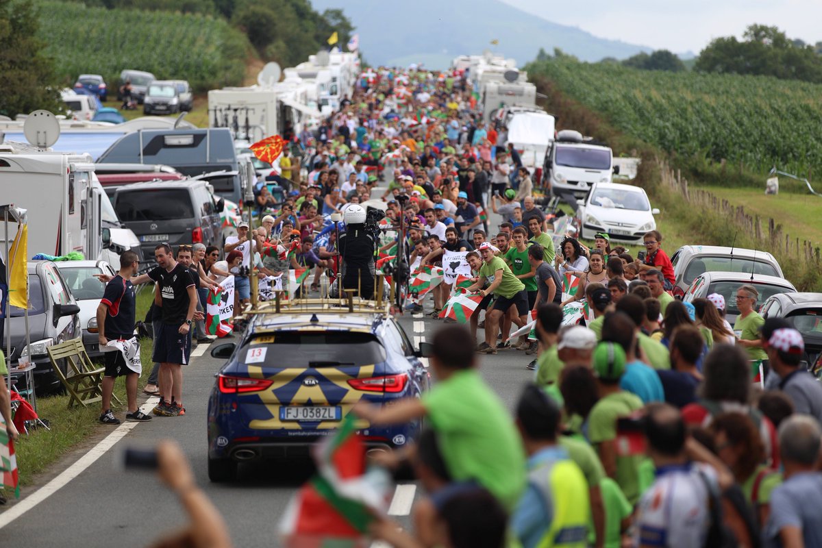 Tourraehn's tweet photo. Mosaikoa burutu-eta bide bazterra lepo bete genuen! #YouAreInTheBasqueCountry #tourraehn #TDF18 https://t.co/V8e72LHT8d