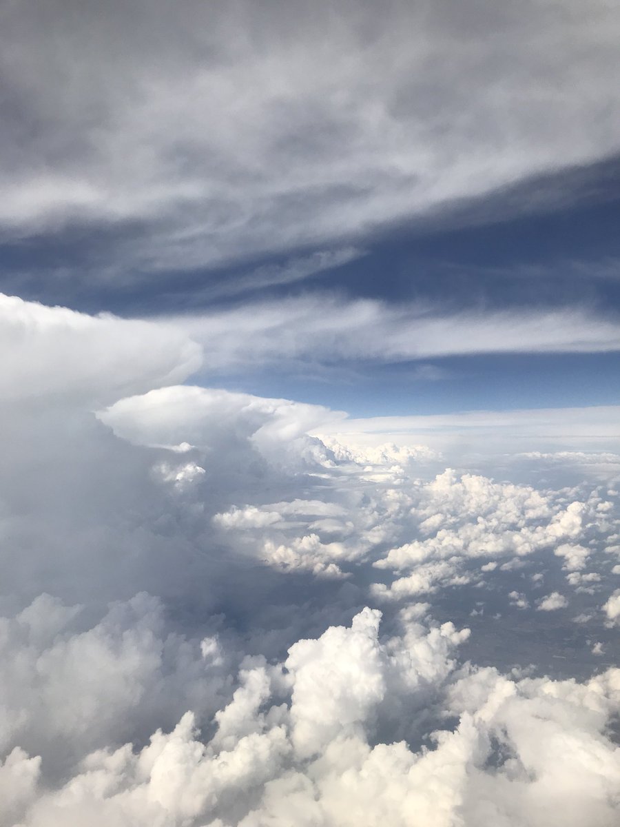 Vliegen door de buienlijn die nu in het oosten hangt, zware turbulentie voor een minuut of 2!