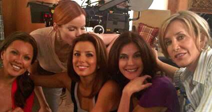 dearmarciacross's tweet photo. No words for them! ❤️🍎🤗 #desperatehousewives #wisterialane #fairview #breevandekamp #gabriellesolis #lynettescavo #susanmayer #ediebritt #maryaliceyoung #katherinemayfair #reneeperry #friedship #backstage #hugs https://t.co/5dAB0RPZXY