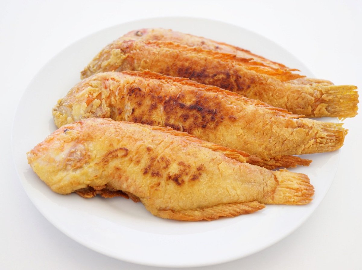 Raones, raons, loritos o galanes. Uno de los pescados más cotizados de esta época del año. Por suerte en la zona de Águilas y Almería mucho más baratos que en otras comunidades.
"Galanes fritos en harina de garbanzos"
#elegancia #temporada #1001saboresRM #photography #sonya6000