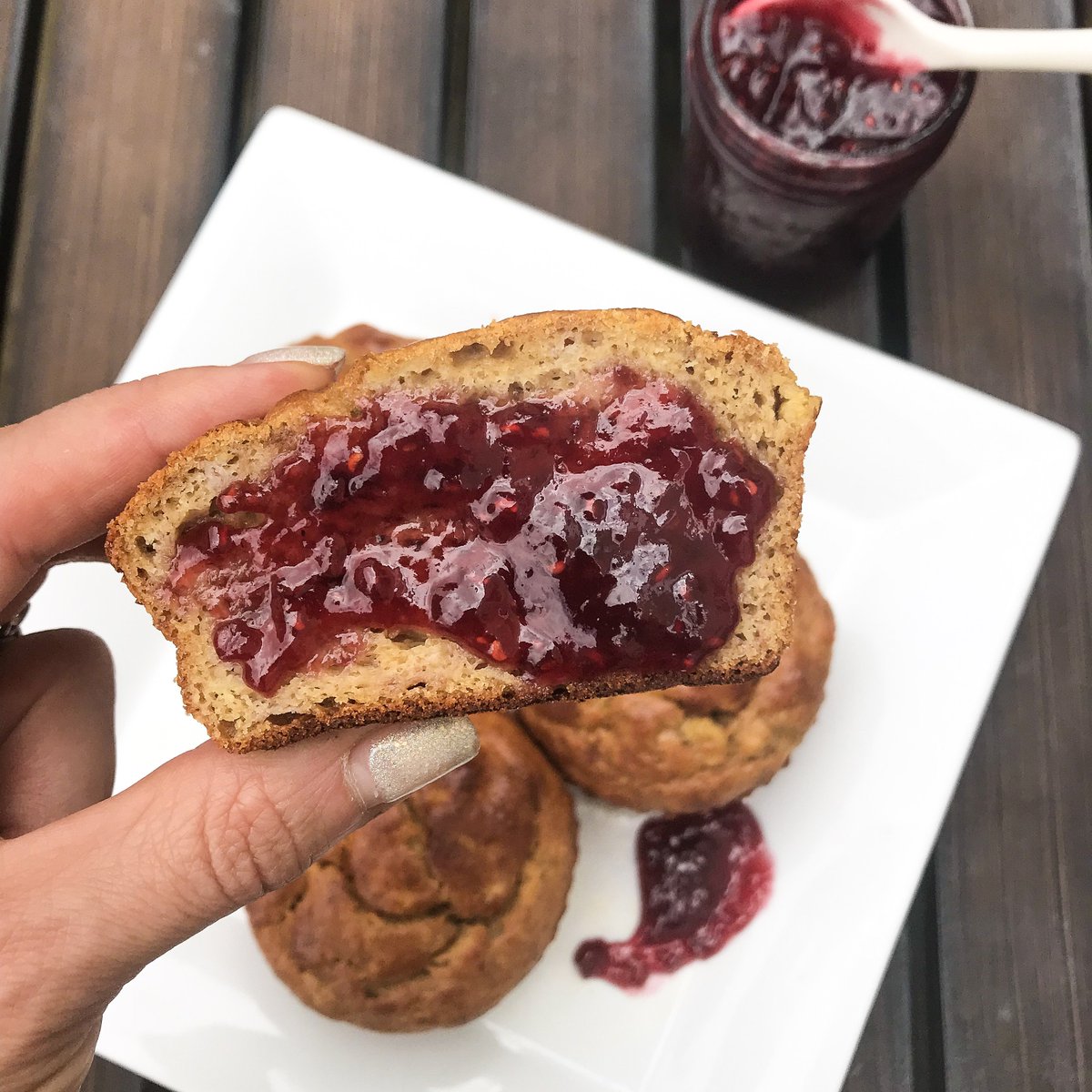 meghanhalter's tweet photo. 5-ingredient muffins that are human &amp; pup friendly? Yup, these GLUTEN FREE BANANA MUFFINS are a dream come true for furry friends &amp; furparents alike. Who needs frosting when you have homemade STRAWBERRY CHIA JAM? Recipe on https://t.co/N3ecYYx8AZ #paleobreakfast #glutenfree https://t.co/hIGz0fDx9O