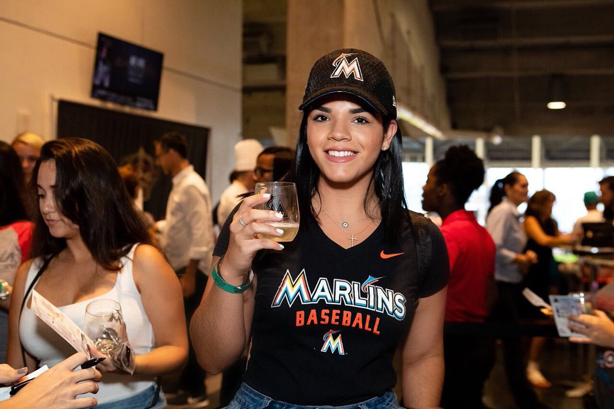PrincesssGabss's tweet photo. Doing two of my favorite things:  Watching @marlins baseball and wine tasting ⚾️🍷 #Winetasting #baseball #justgettingstarted #juntosmiami #marlins #gamenight #wine #ribolifamilywines https://t.co/vhFvVOH1x2