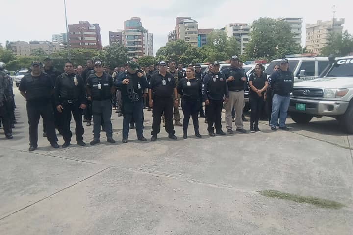 #27Jul | En la parroquia Andres Eloy Blanco, Girardot, Maracay, desde el Parque Ejercito Las Ballenas, el #CICPC Aragua realizó despliegue de seguridad, siguiendo las directrices del Ministro @MIJPVenezuela el Mayor <a href="/NestorReverol/">Néstor Luis Reverol</a>