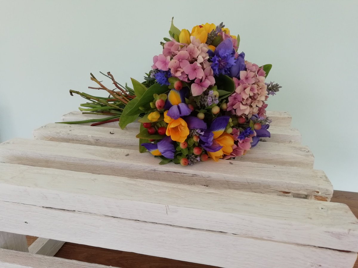 hannahsflorist2's tweet photo. Natural summer hand tied.
#Summer #hydrangeas #pink #fressia #yellow #iris #purple #cornflowers #blue #wedding #flowers #florist #hannahsflorist #handtied #natural #rustic #rusticwedding #country #norwichnorfolk #hypericumberries
https://t.co/jafcPevWfy 07851529549. Norwich area. https://t.co/E6yGjws17O