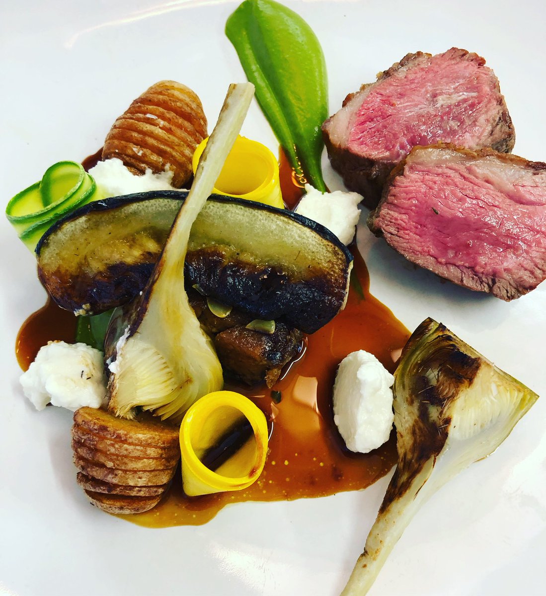 btlandglassinn's tweet image. Rump and shoulder of Newbury lamb, Binfield Heath allotment courgettes, artichokes, hazelback potatoes and goats curd @lukefouracre #flavourfirst #pub #food #binfieldheath #henley #chef