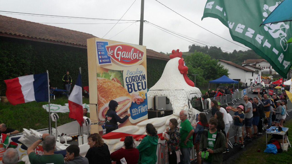 Alternatiba_'s tweet photo. Pendant que la caravane publicitaire du #TFD2018 abreuve les spectateurs.trices de marketing consternant et de cadeaux plastifiés 🤢, à #Bayonne les jeunes se bougent pour organiser l'évènement #Alternatiba2018 😍 #ChocDesCultures #climat https://t.co/I62UnsRagO
